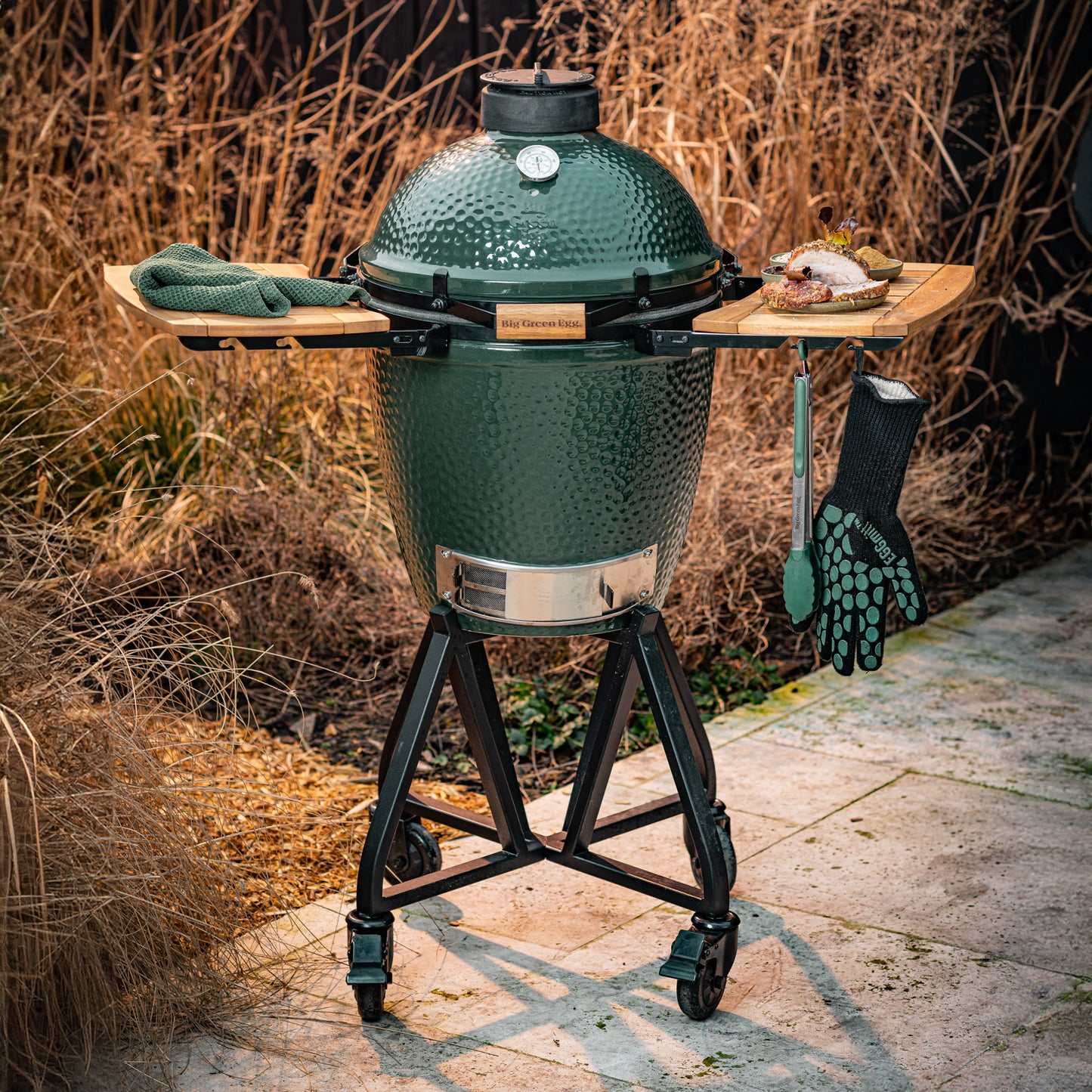 Medium Big Green Egg + intEGGrated Nest + EGG Mates Package