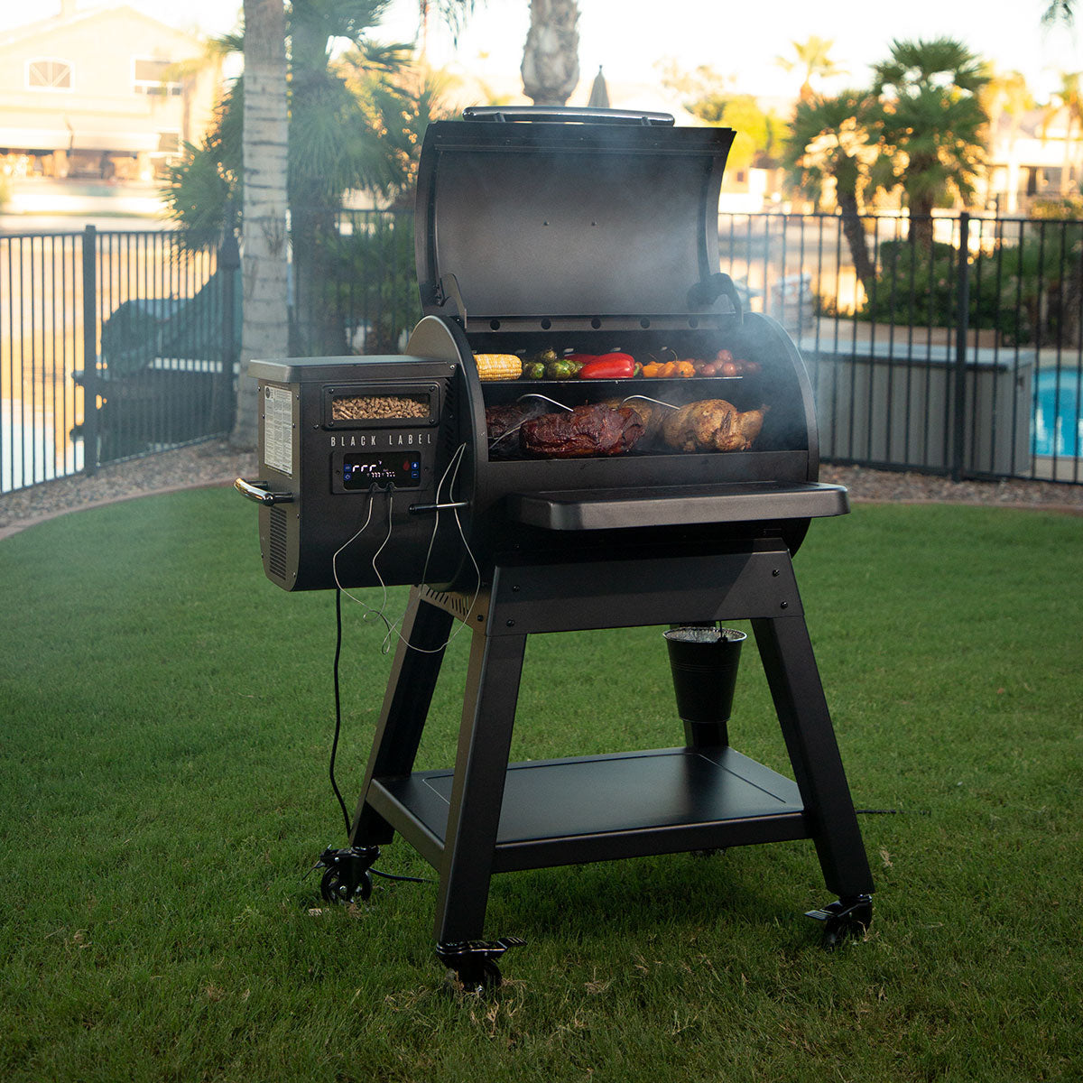 Louisiana Grills Black Label Series 800 Pellet Grill LG800BL